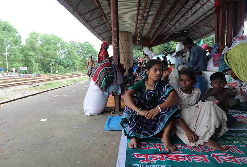 উপদ্রুত এলাকার মানুষ এখনো নিরাপদ আশ্রয়ের সন্ধানে ছুটছে।। আজ বেলা একটায় ফেনীর ফাজিলপুর রেল স্টেশন এলাকায়